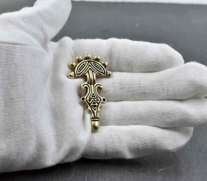 Gotische Siebenknopffibel aus Bronze von Belanas Schatzkiste auf Hand